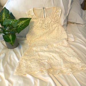 Express Women/junior  tulle sweetheart cream top size small.